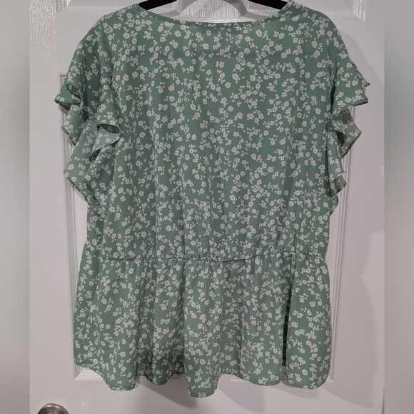 Sweet Rain Sage Green Floral V-Neck Flutter Sleeve Blouse in Size 2X - Picture 6 of 7